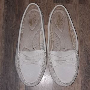 Size 11 Dexflex Comfort Flats